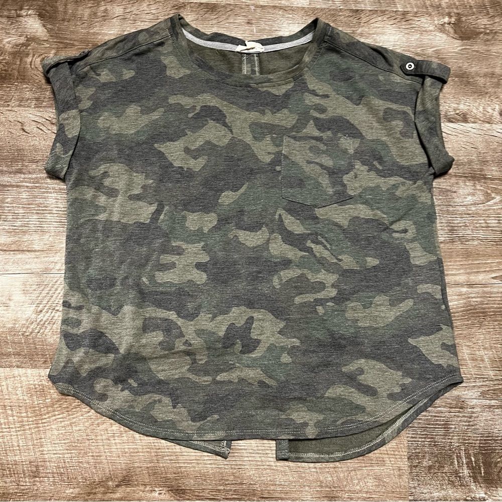 Jane and Delancey Camo Short Sleeve Shirt Size Large